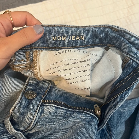 American Eagle High Waisted Mom jeans. Size 2. No flaws - Picture 5 of 6
